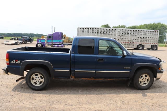 Image of Chevrolet 1500 equipment image 3