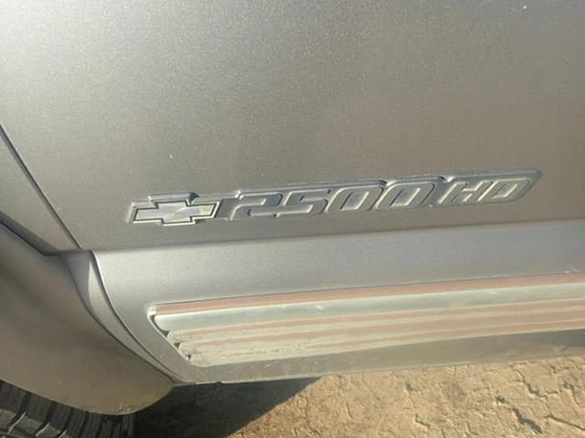 Image of Chevrolet 2500HD equipment image 3