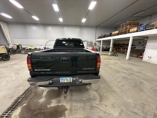 Image of Chevrolet Silverado 10 equipment image 2