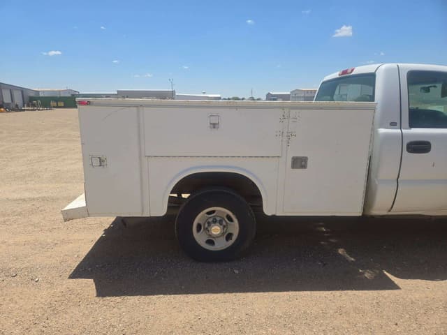 Image of Chevrolet 2500 equipment image 3