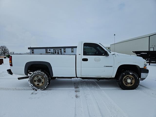 Image of Chevrolet 2500 equipment image 3