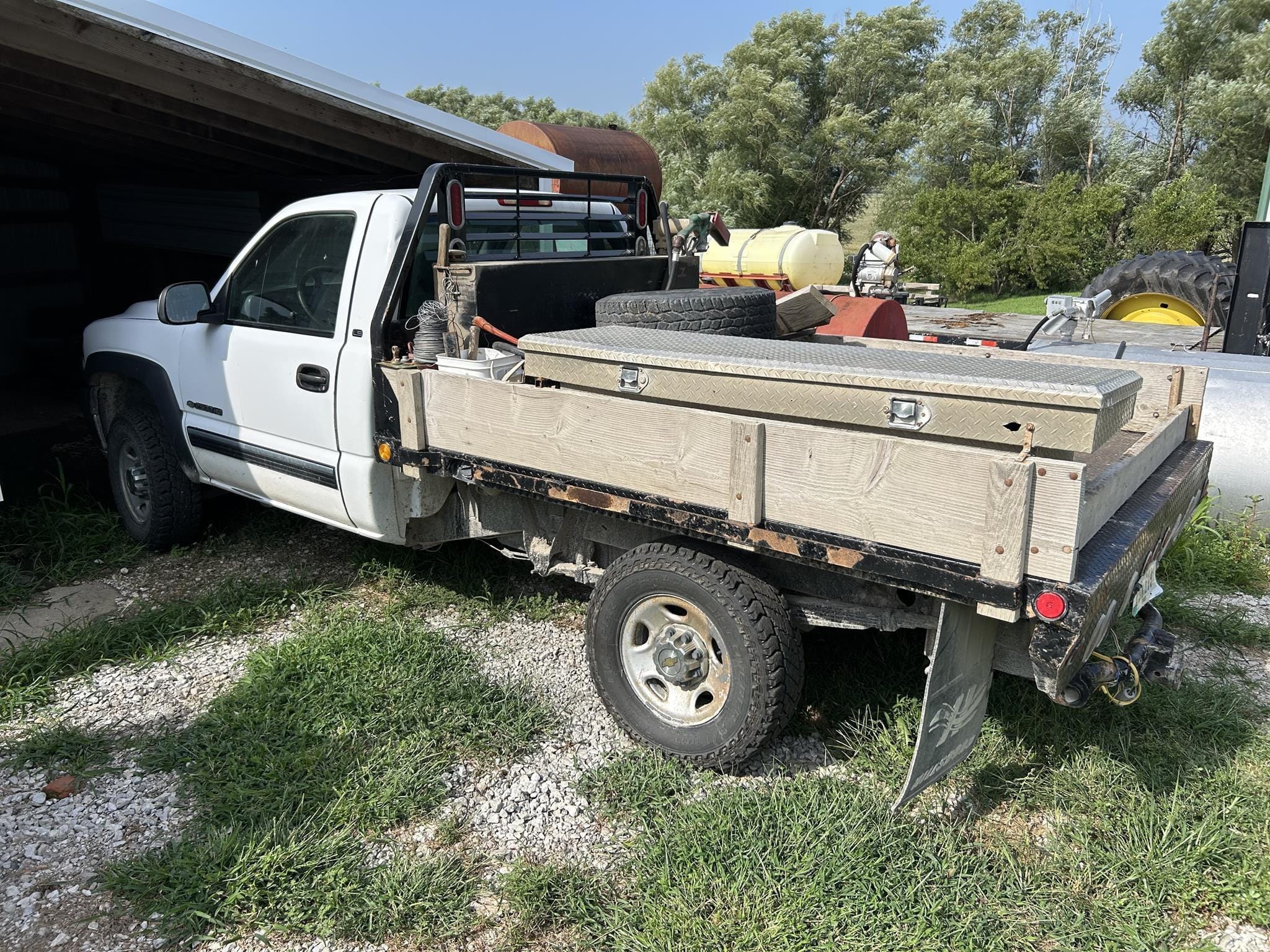 2001 Chevrolet Silverado Equipment Image0