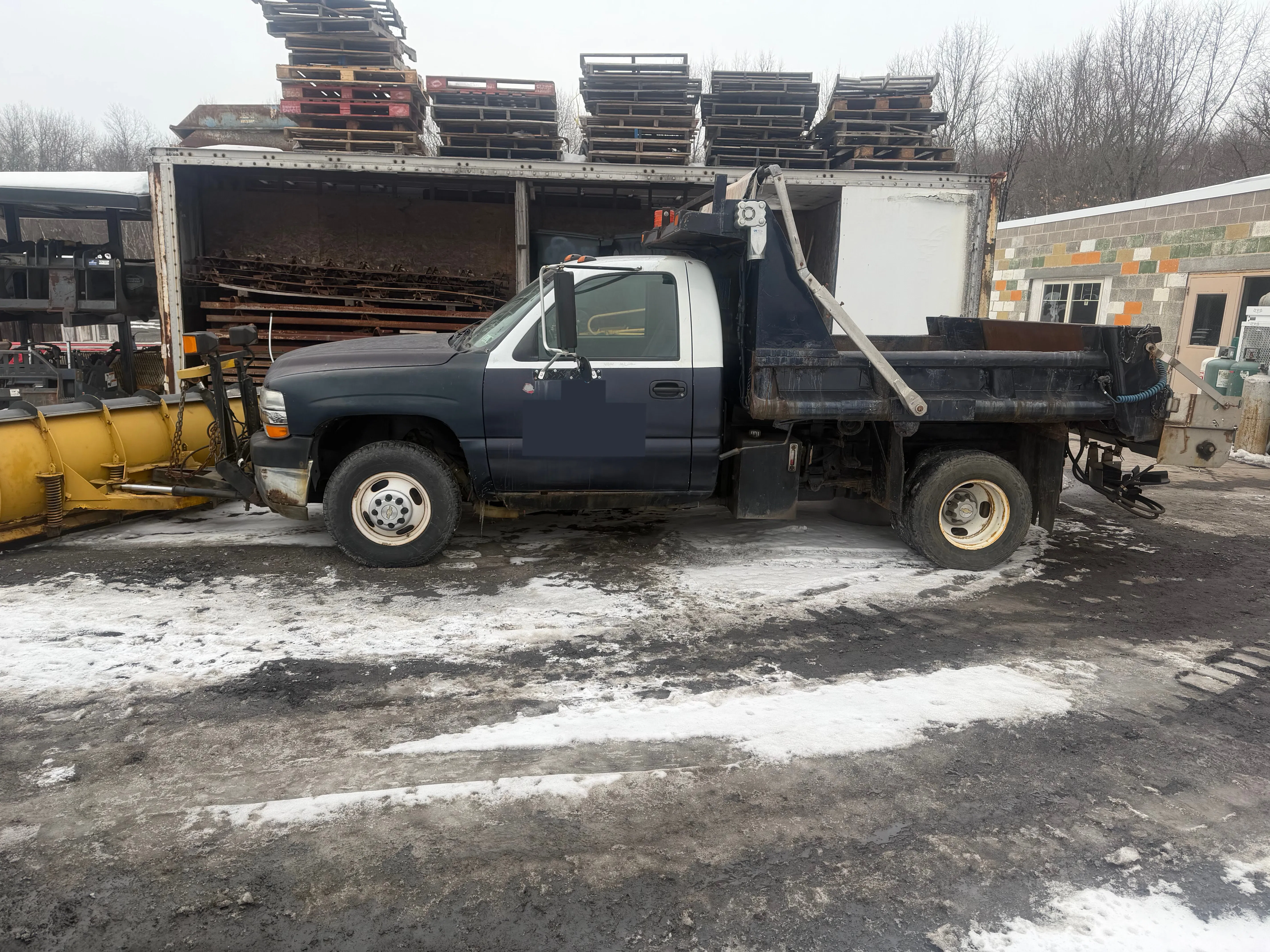 2001 Chevrolet 3500 Equipment Image0