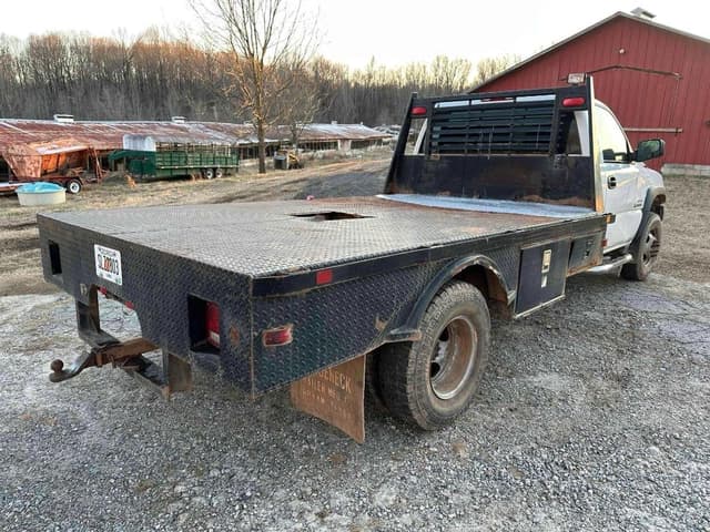 Image of Chevrolet Silverado equipment image 3