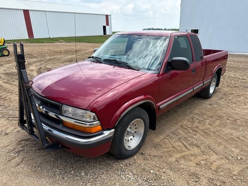 2001 Chevrolet S10 Equipment Image0