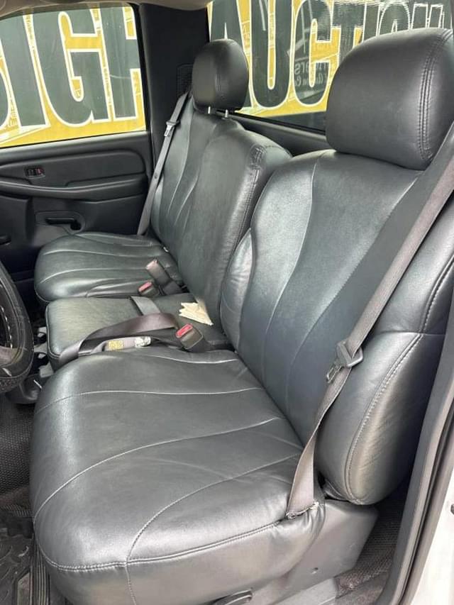 Image of Chevrolet Silverado equipment image 4