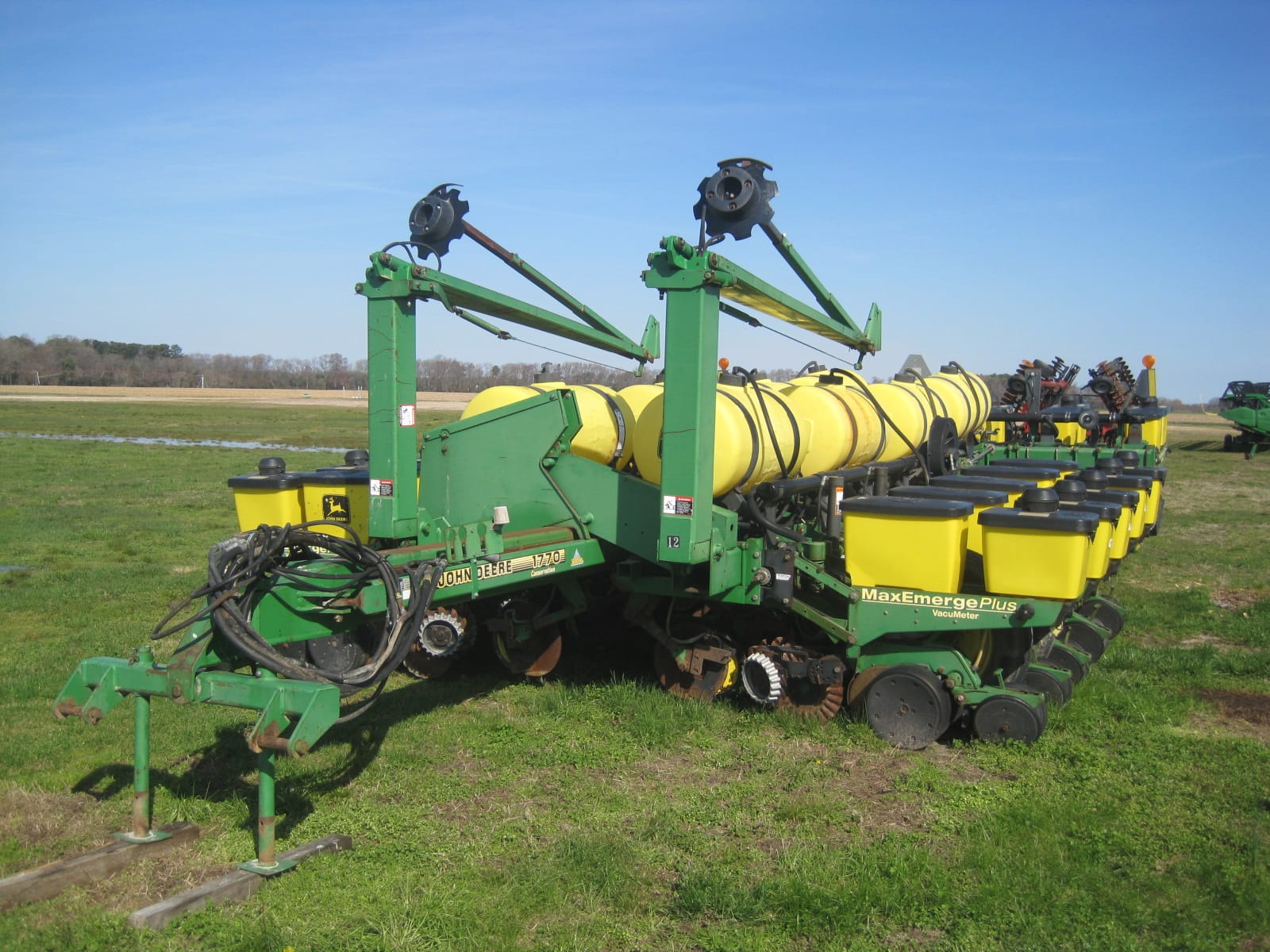 2001 John Deere 1770 Equipment Image0