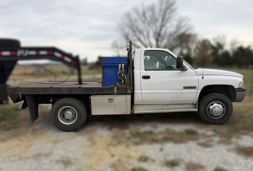 2001 Dodge Ram 3500 Equipment Image0