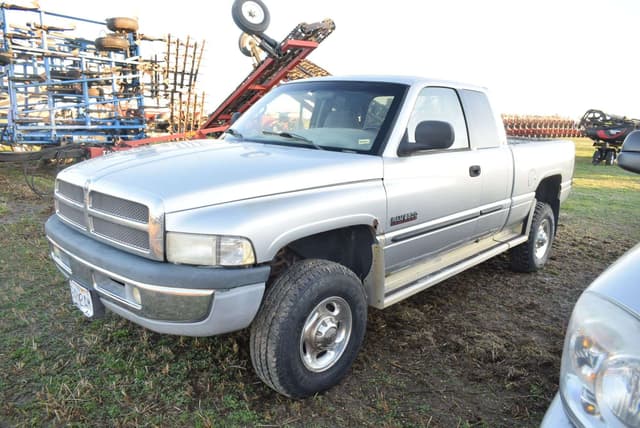 Image of Dodge Ram 2500 equipment image 2