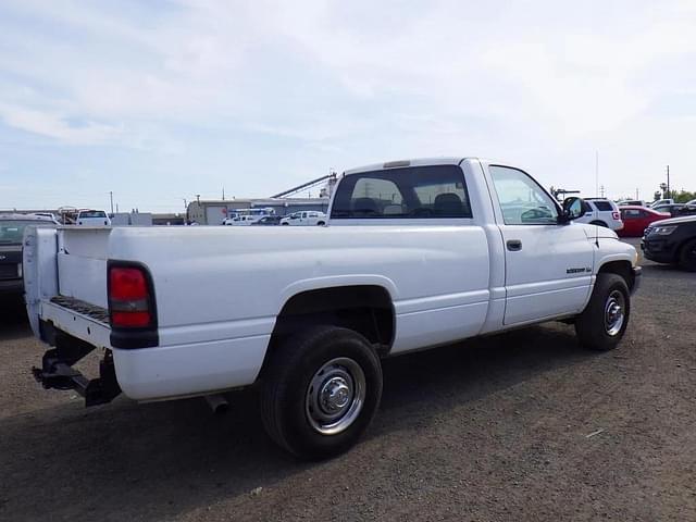 Image of Dodge Ram 2500 equipment image 2