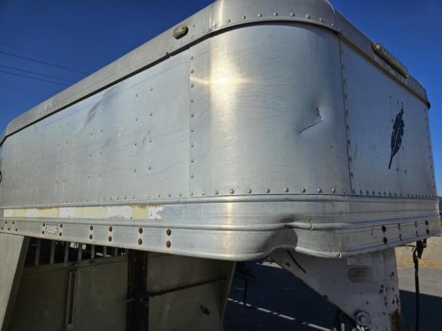 Image of Featherlite 8120 equipment image 1