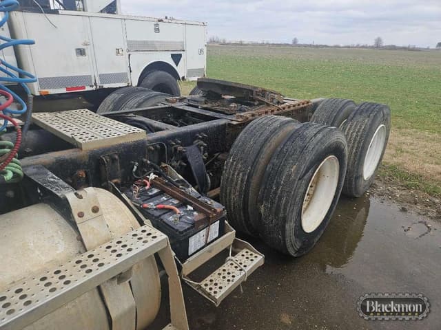 Image of Freightliner FLD equipment image 4