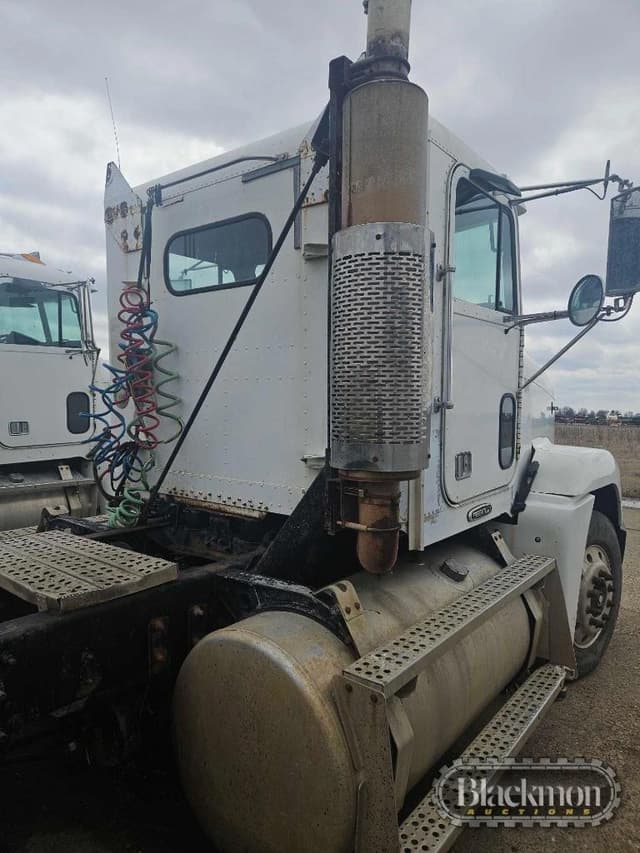 Image of Freightliner FLD equipment image 3