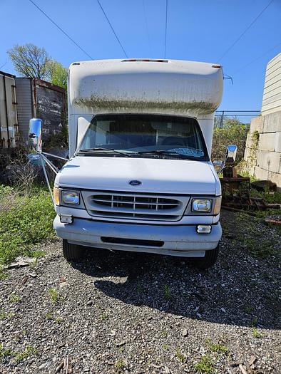 Image of Ford E-350 equipment image 1