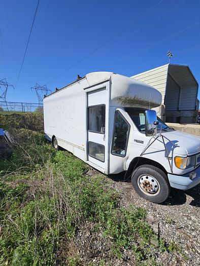 Image of Ford E-350 equipment image 2