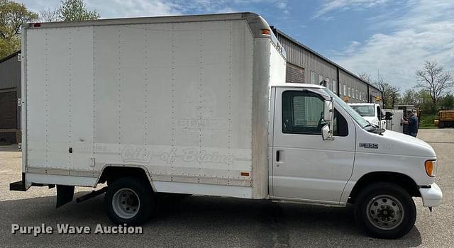 Image of Ford E-350 equipment image 3