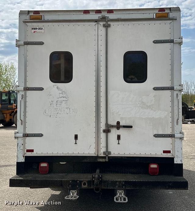 Image of Ford E-350 equipment image 4