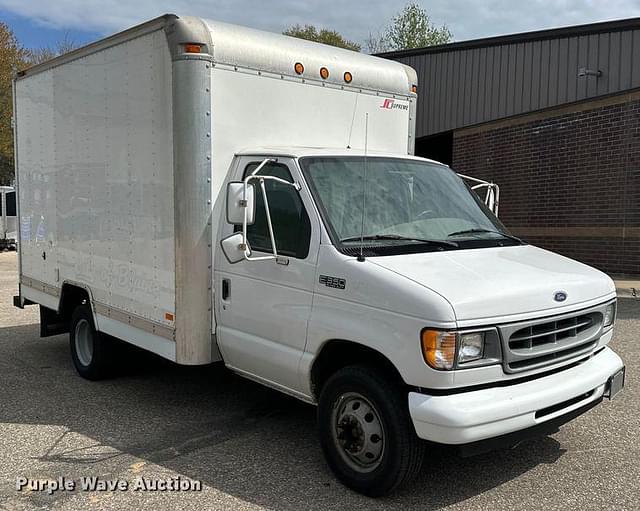 Image of Ford E-350 equipment image 2