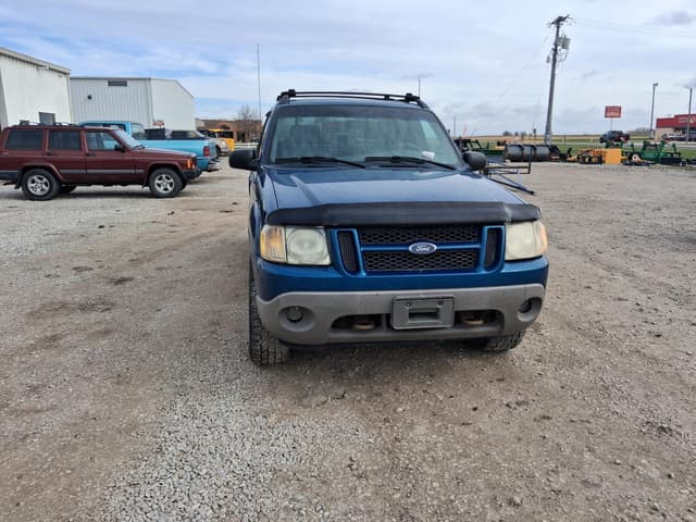 Image of Ford Explorer Sport Trac equipment image 2