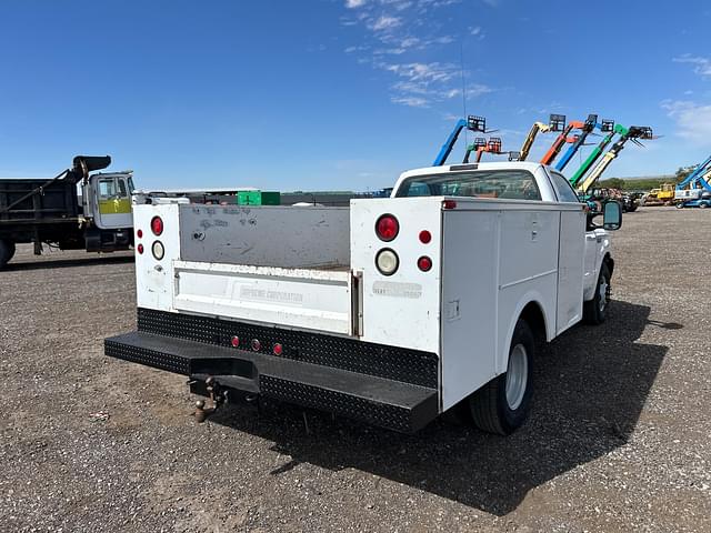 Image of Ford F-350 equipment image 2