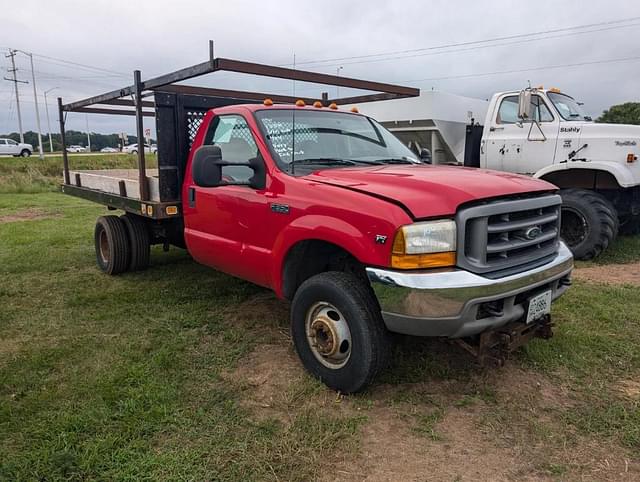 Image of Ford F-350 equipment image 2