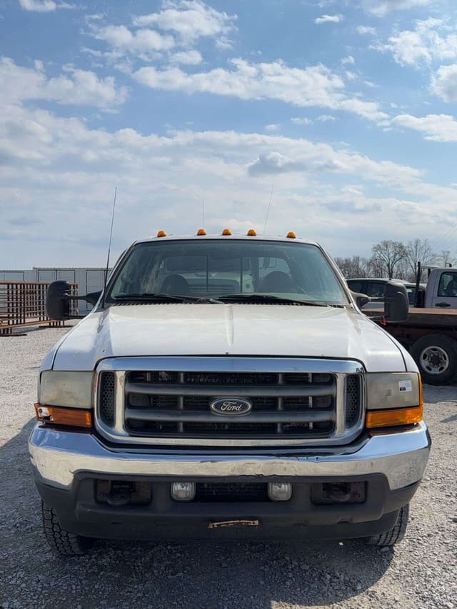 Image of Ford F-350 equipment image 2