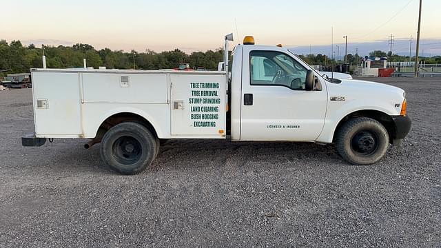 Image of Ford F-350 equipment image 3