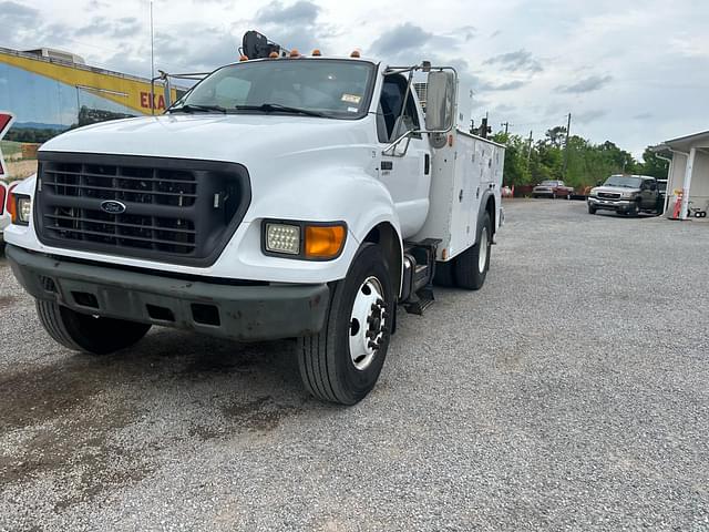 Image of Ford F-650 equipment image 4