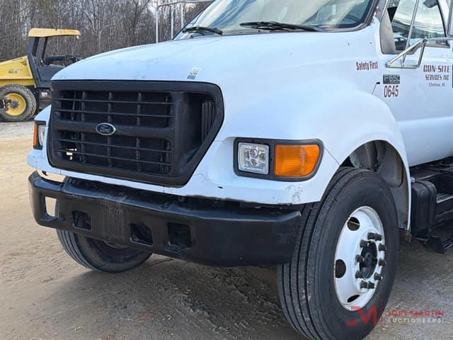 Image of Ford F-650 equipment image 4