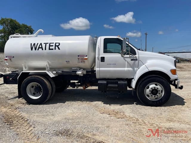 Image of Ford F-750 equipment image 1
