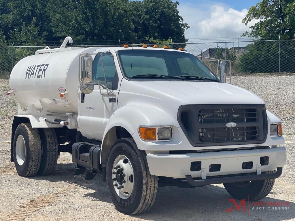 2001 Ford F-750 Equipment Image0