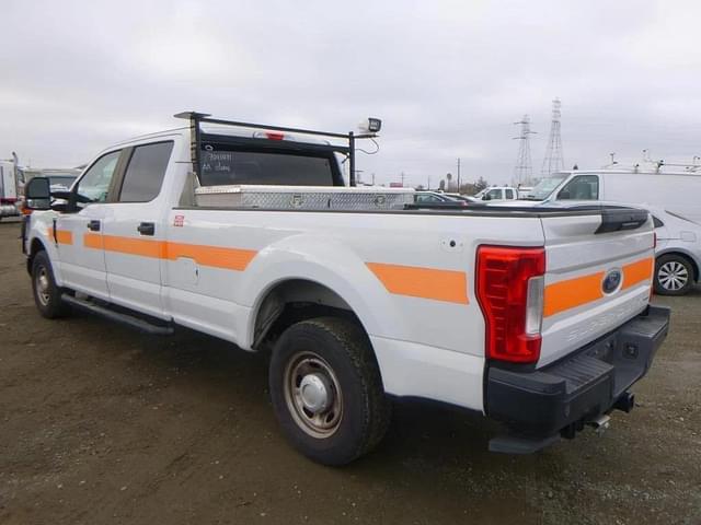 Image of Ford F-350 equipment image 3