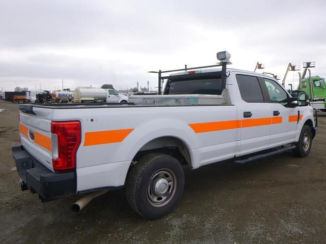 Image of Ford F-350 equipment image 2