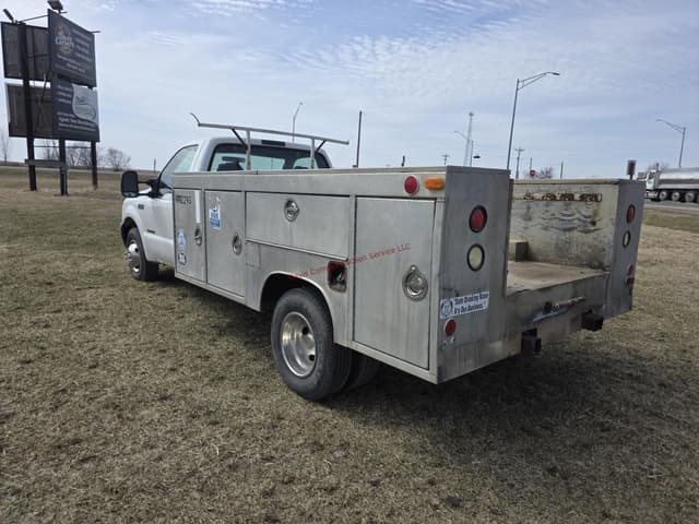 Image of Ford F-350 equipment image 4