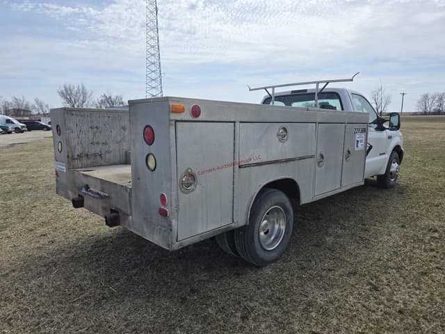 Image of Ford F-350 equipment image 3