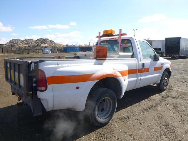 Image of Ford F-350 equipment image 2