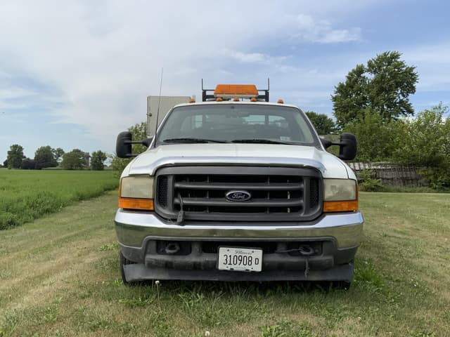 Image of Ford F-350 equipment image 3