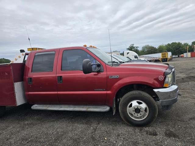 Image of Ford F-350 equipment image 3