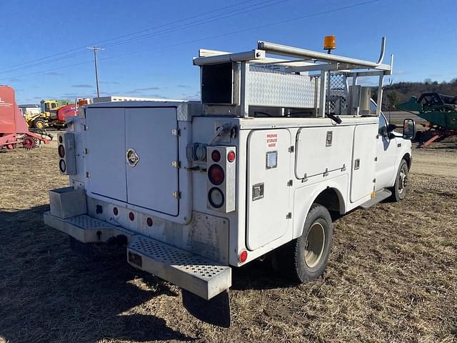 Image of Ford F-350 equipment image 2