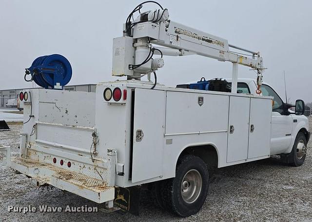 Image of Ford F-350 equipment image 4