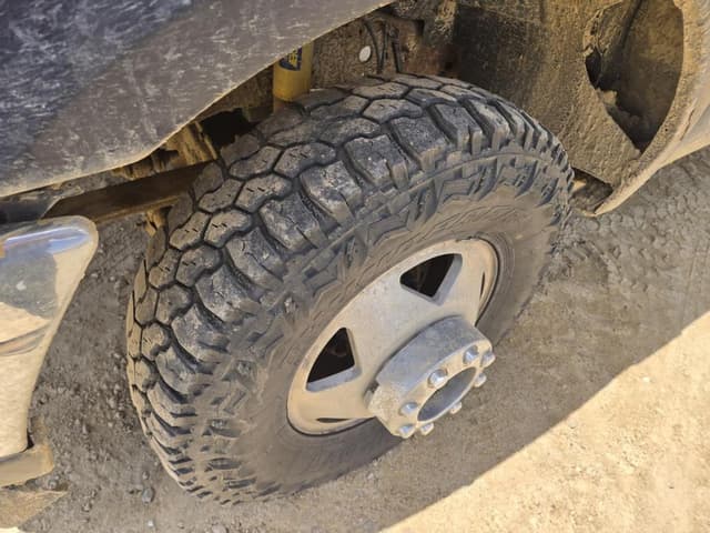 Image of Ford F-350 equipment image 2