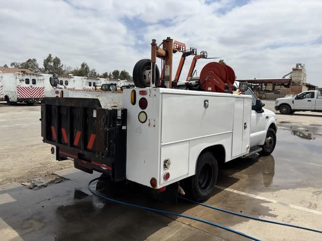 Image of Ford F-350 equipment image 2