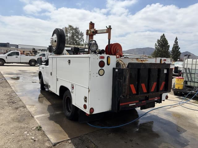 Image of Ford F-350 equipment image 3