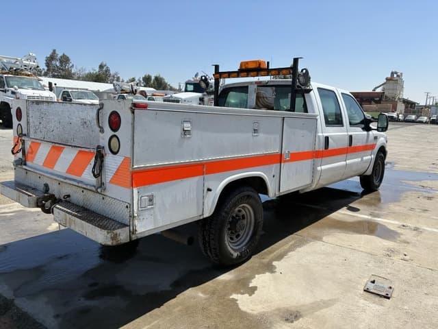 Image of Ford F-350 equipment image 2