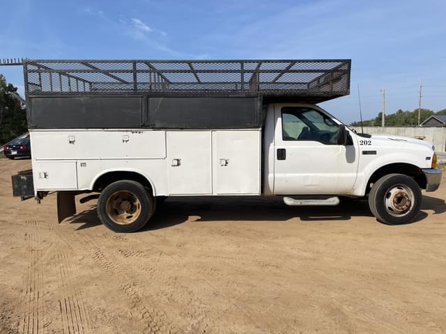Image of Ford F-550 equipment image 3