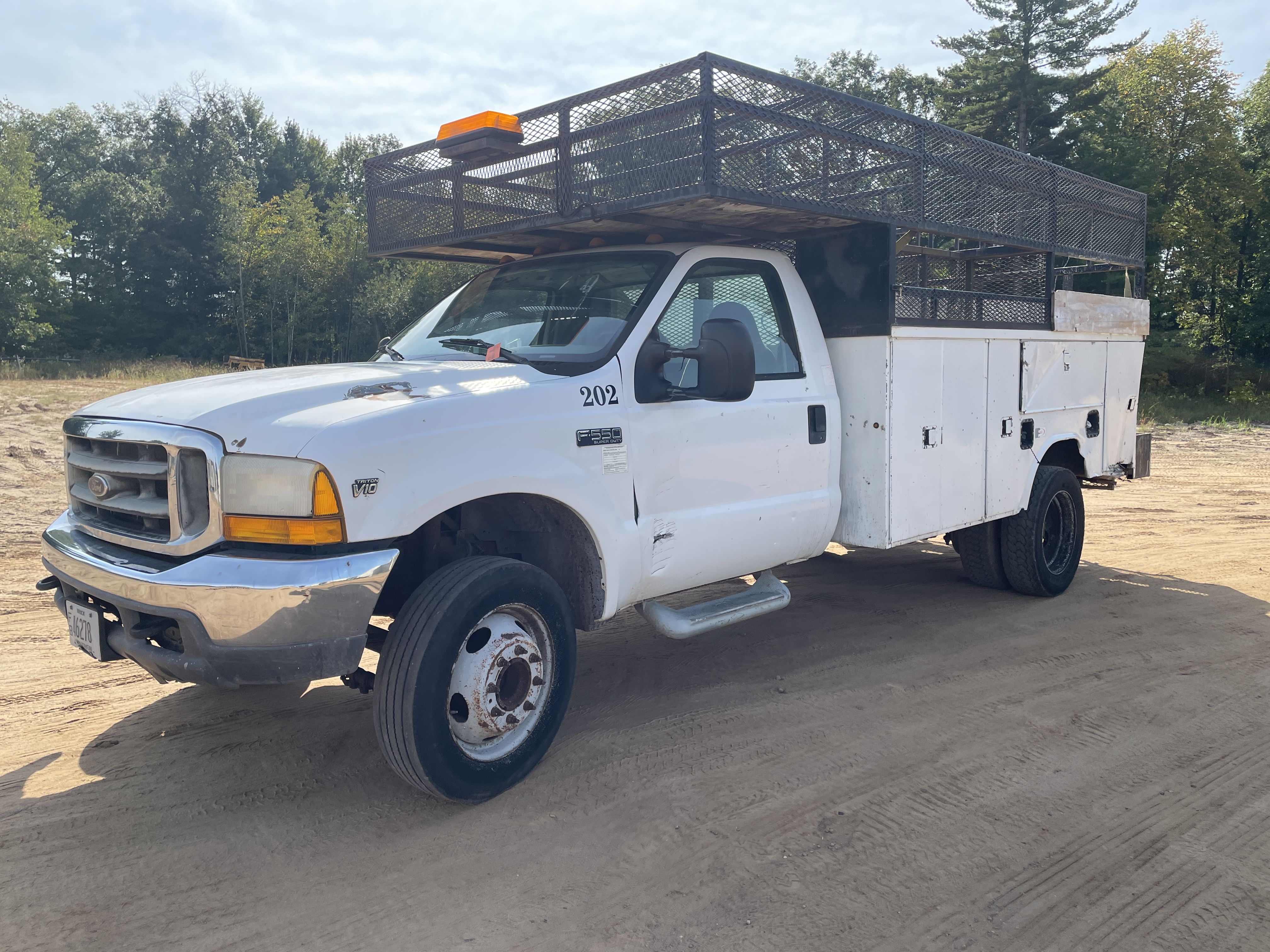 2001 Ford F-550 Equipment Image0