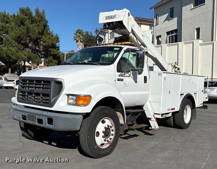 2001 Ford F-650 Equipment Image0