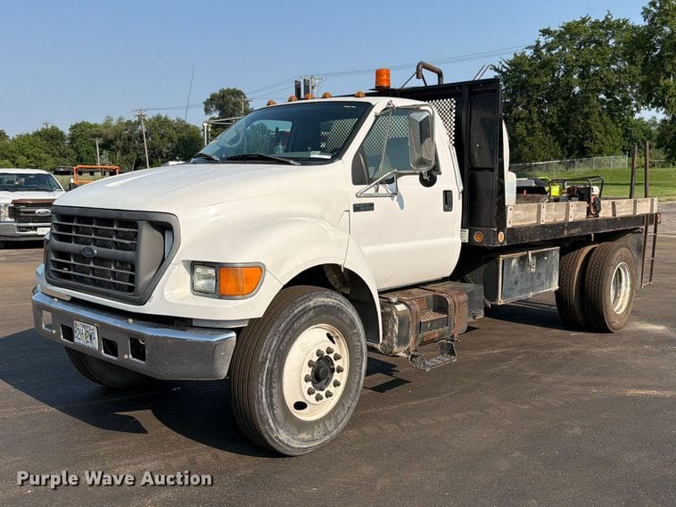 2001 Ford F-650 Equipment Image0