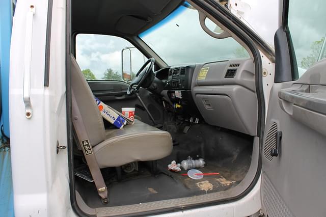 Image of Ford F-750 equipment image 4