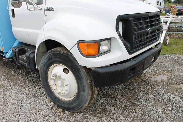 Image of Ford F-750 equipment image 2